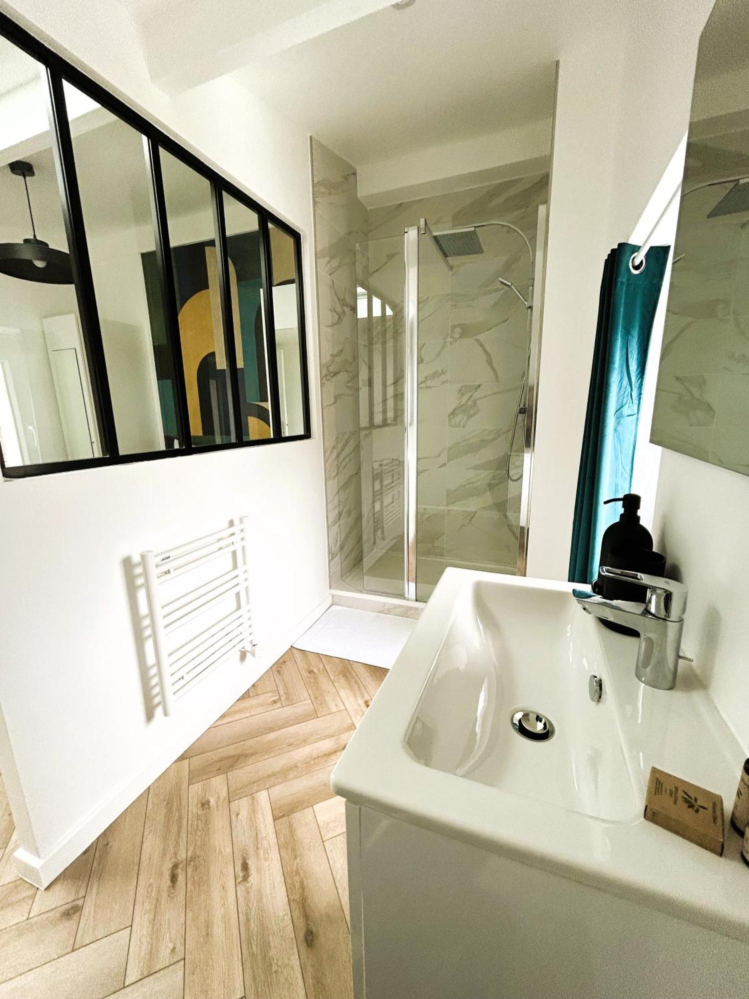 La Maison Hugo Montreuil  Luaran gambar