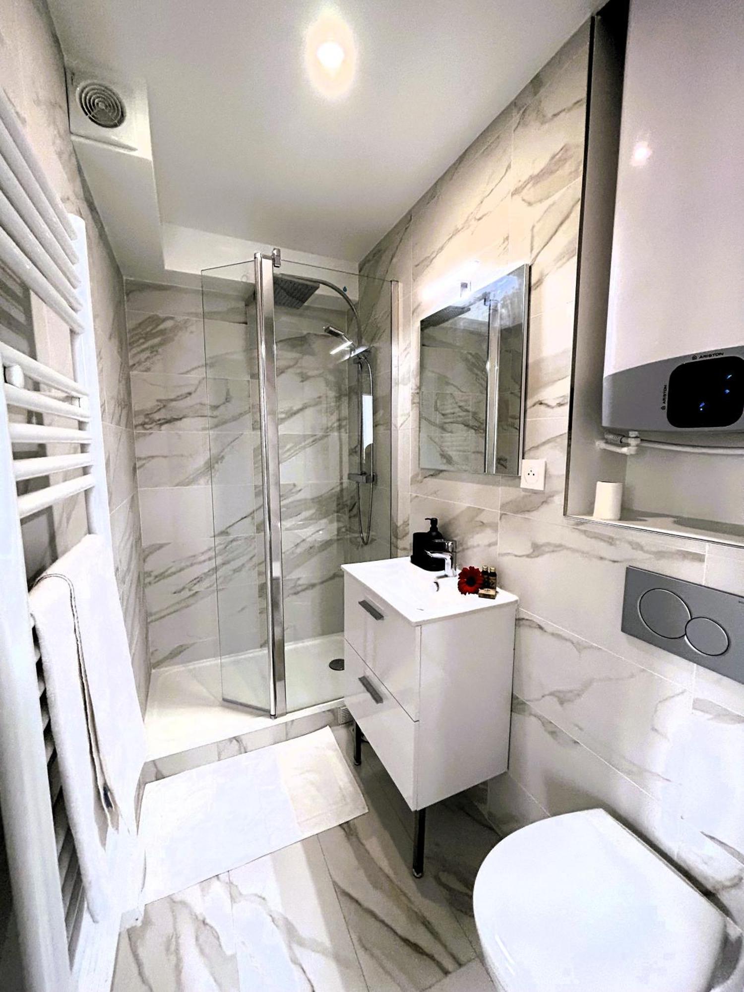 La Maison Hugo Montreuil  Luaran gambar